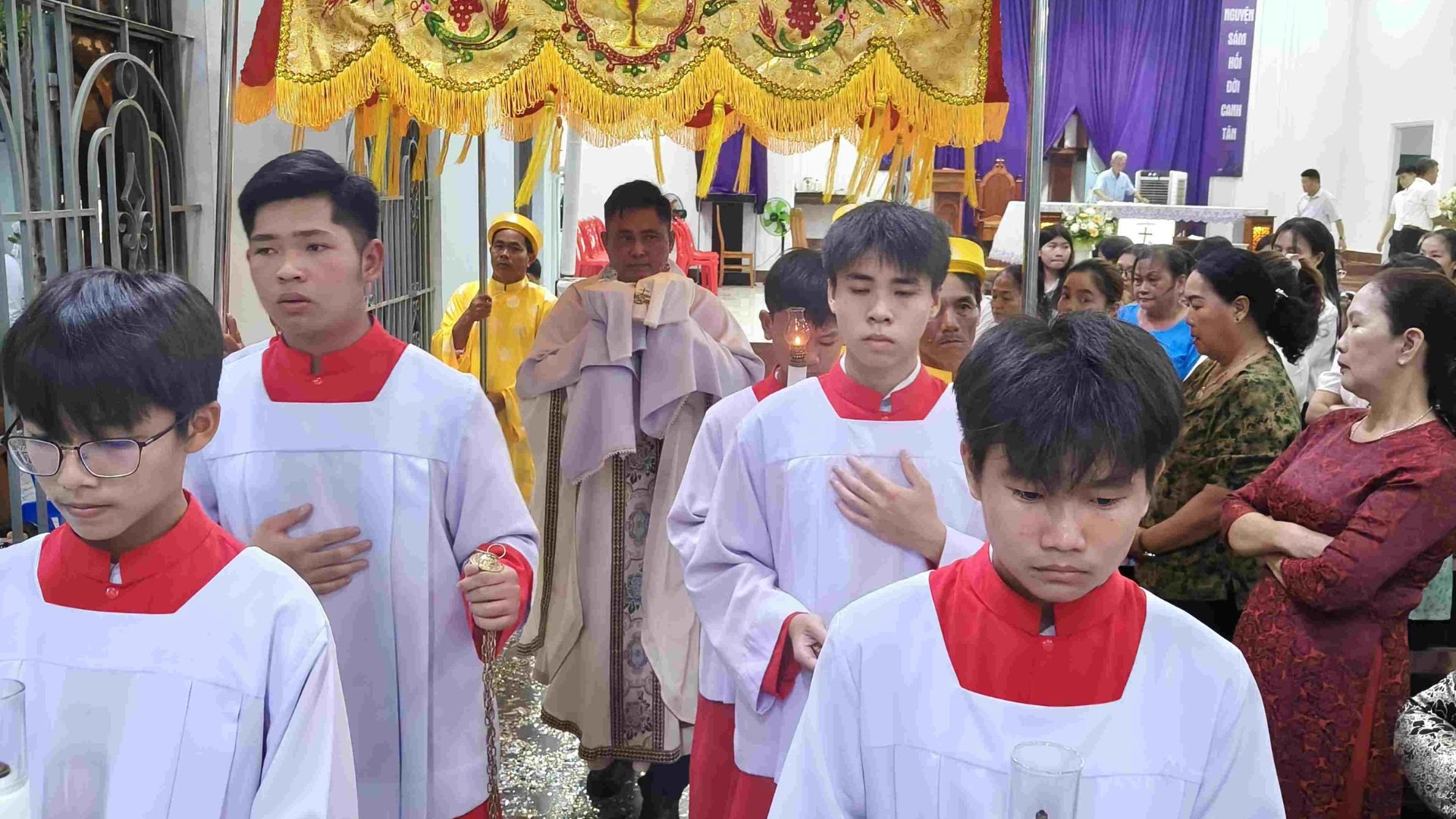 Giáo Xứ Kiên Long Cử Hành Thánh Lễ Tiệc Ly Và Nghi Thức Rửa Chân